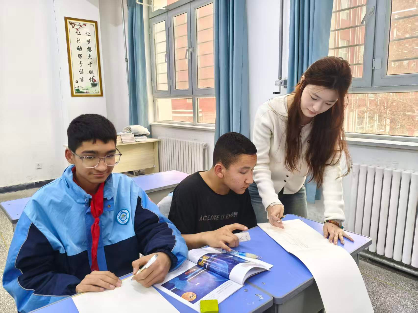 墨玉县喀尔赛第一中学实习生吴方静上美术课