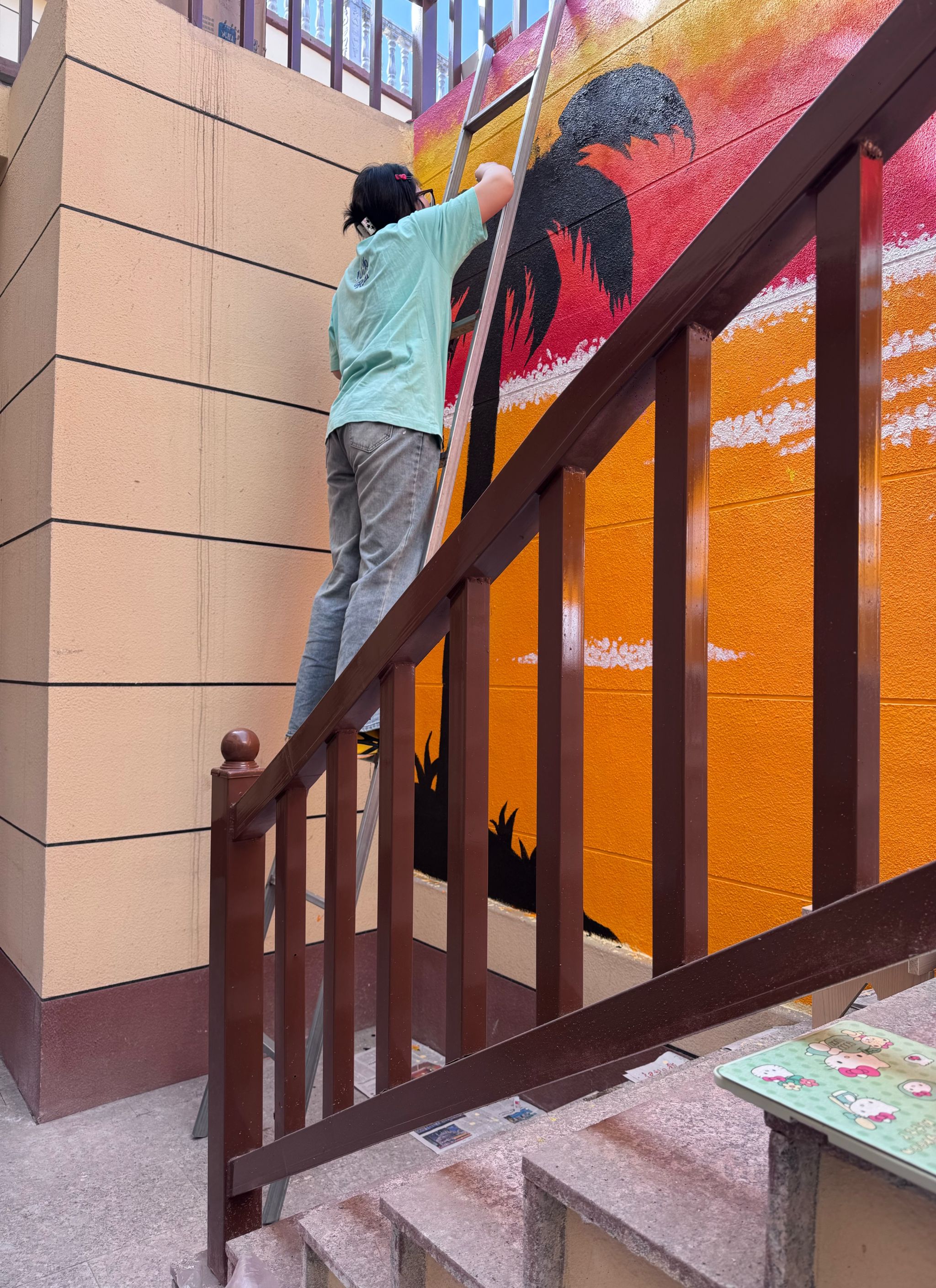 特克斯县阔乡中心小学实习生王晗静绘制墙画