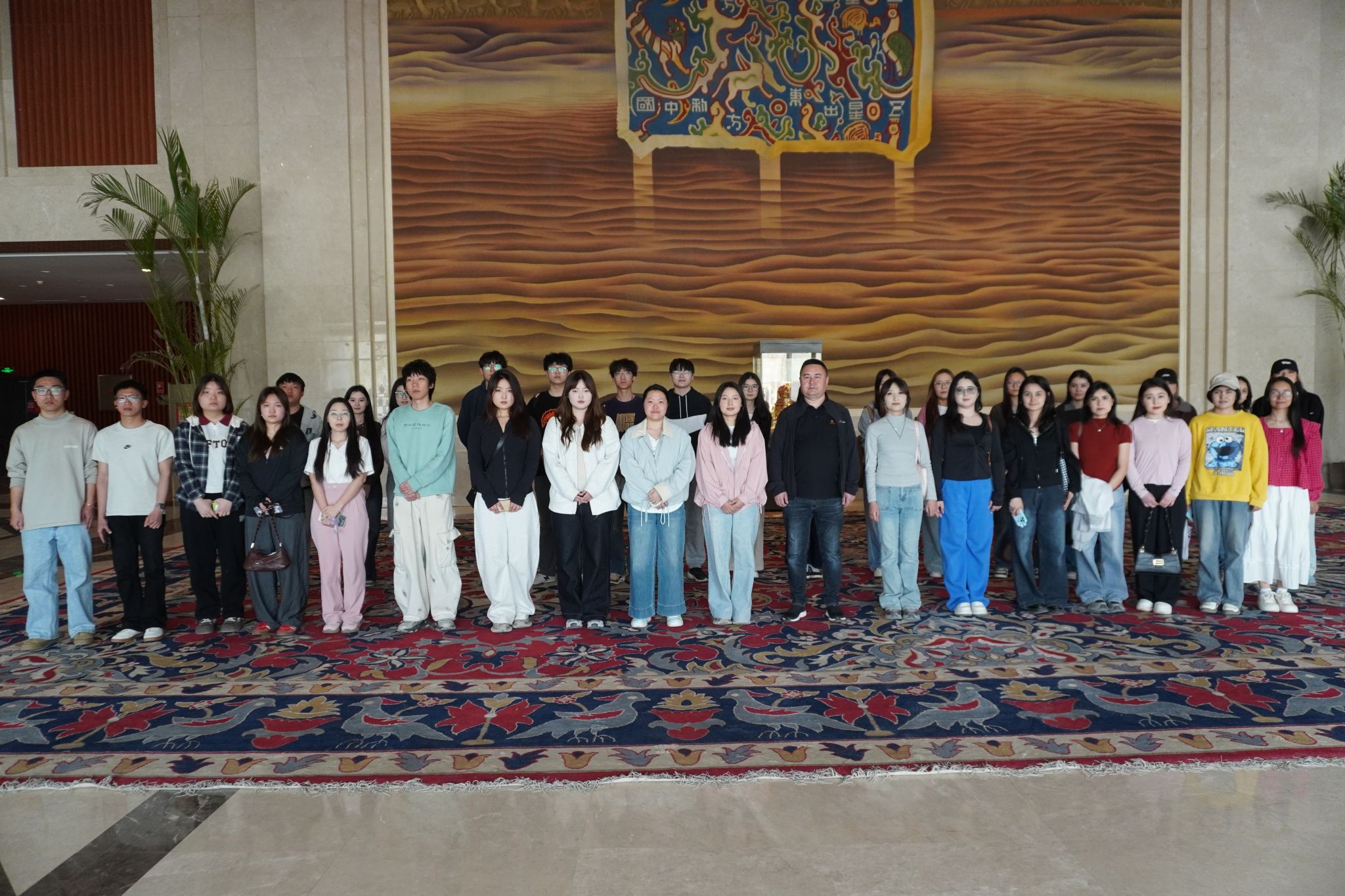 和田市实习支教师生在和田地区博物馆合影留念