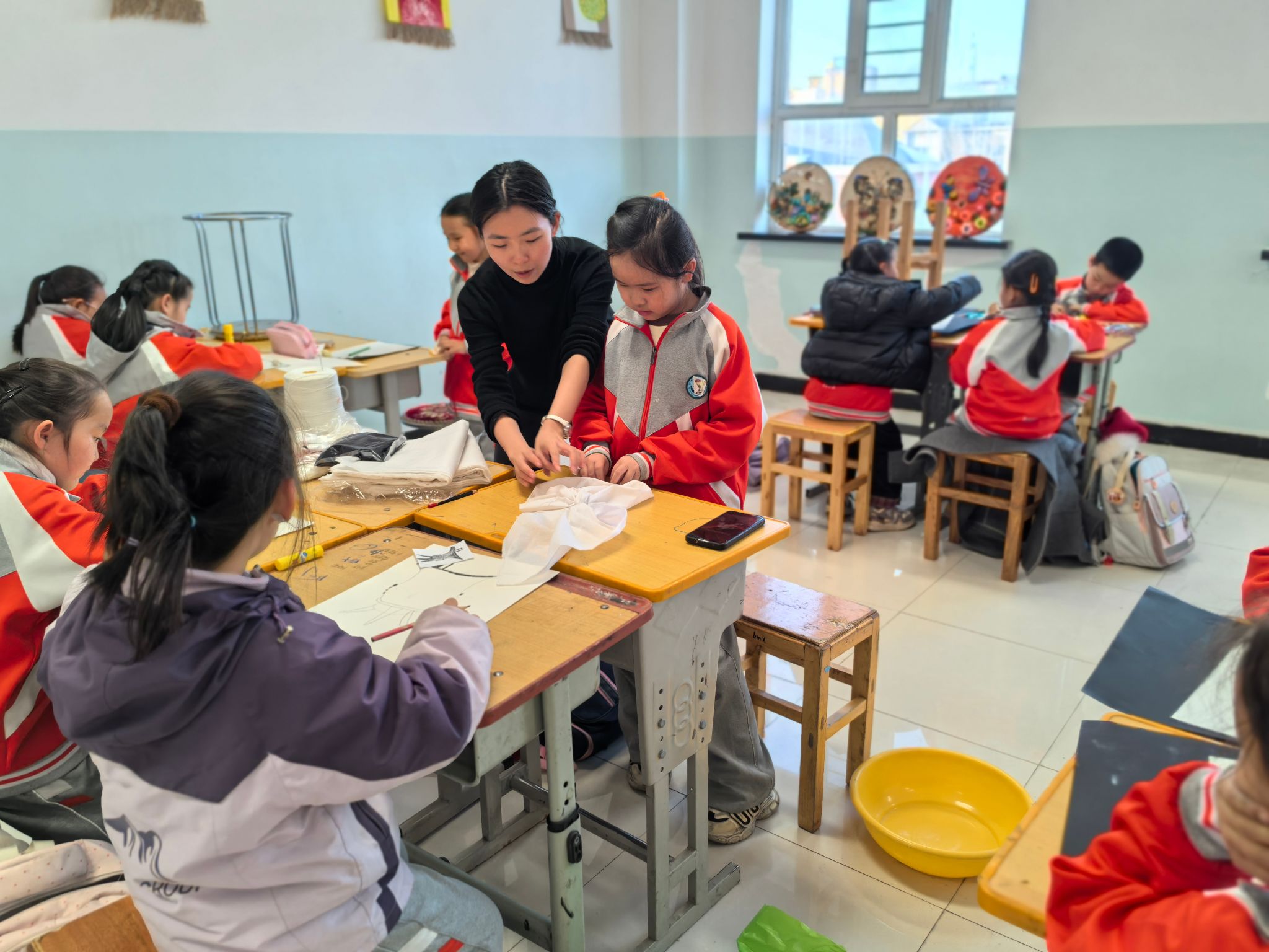 富蕴县第一小学实习生杨盈迎上手工课