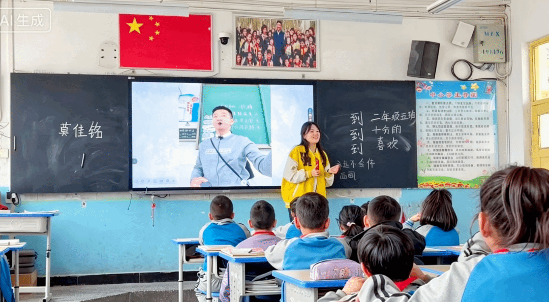 民丰县县城小学实习生莫佳铭上美术课