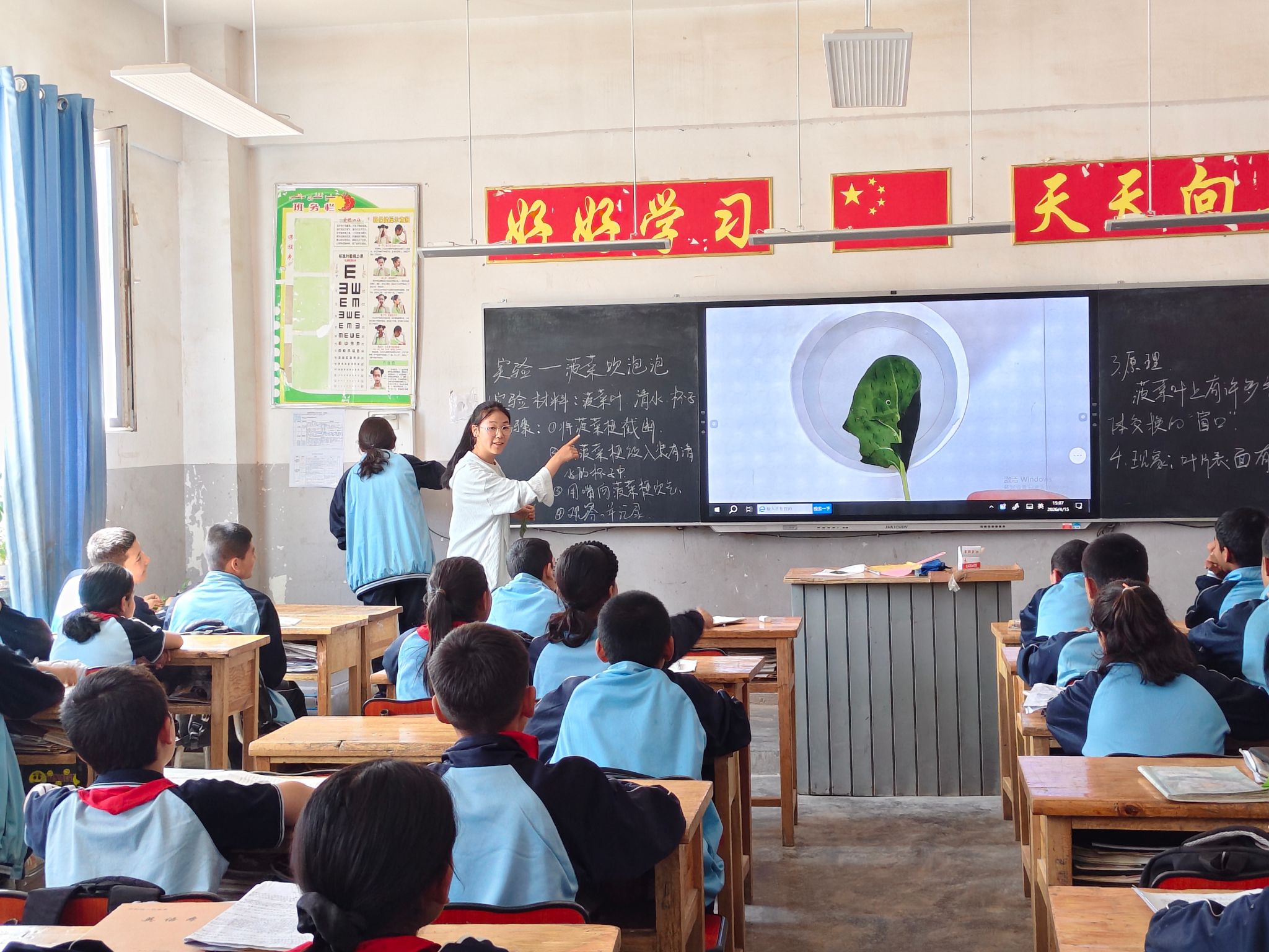 莎车县亚喀艾日克乡中学实习生杨茂宁讲解菠菜吹泡泡实验