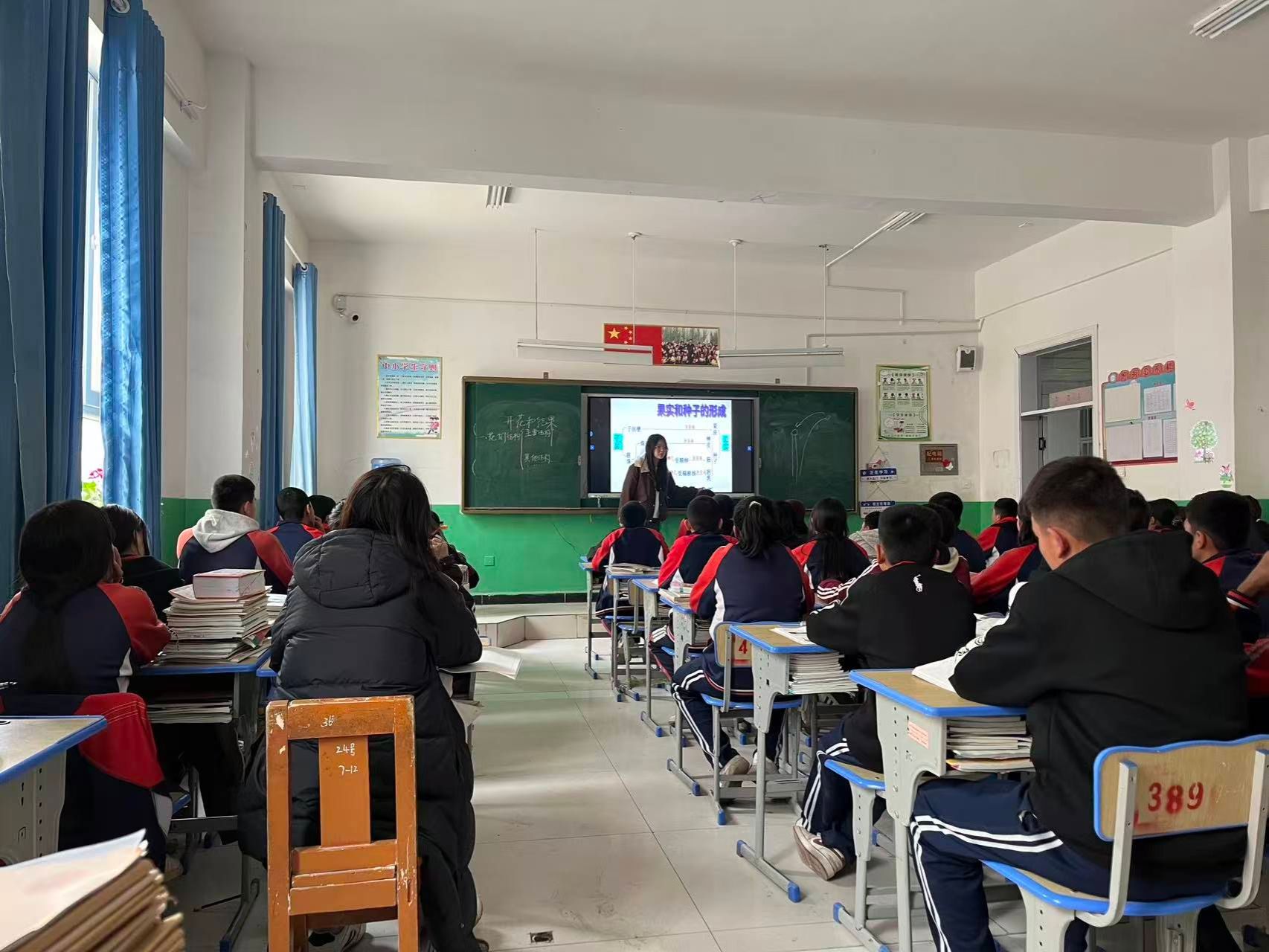 策勒县第八中学实习生李雪婷上生物课