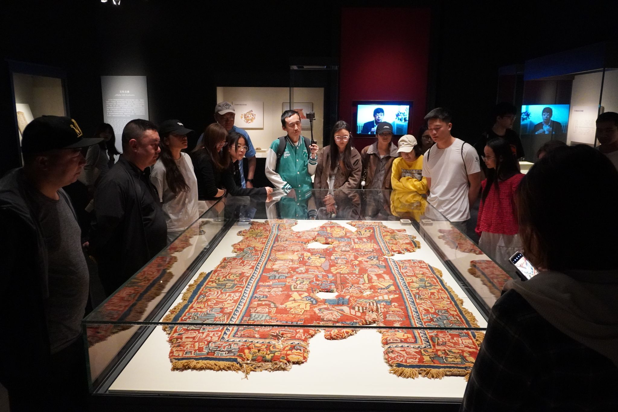 带队指导教师音乐学院阿力木江·吾布力老师带领实习生参观和田地区博物馆