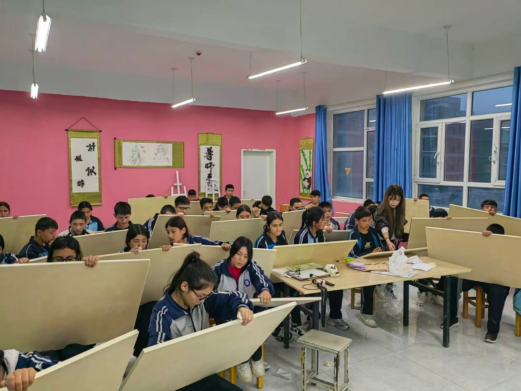 莎车县第十中学实习生杨硕琦开展中考美术辅导