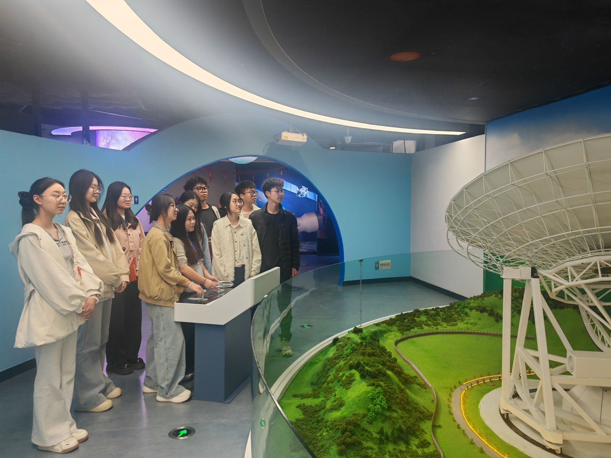 实习生在昌吉回族自治州科技馆通过射电望远镜观察新疆“天眼”