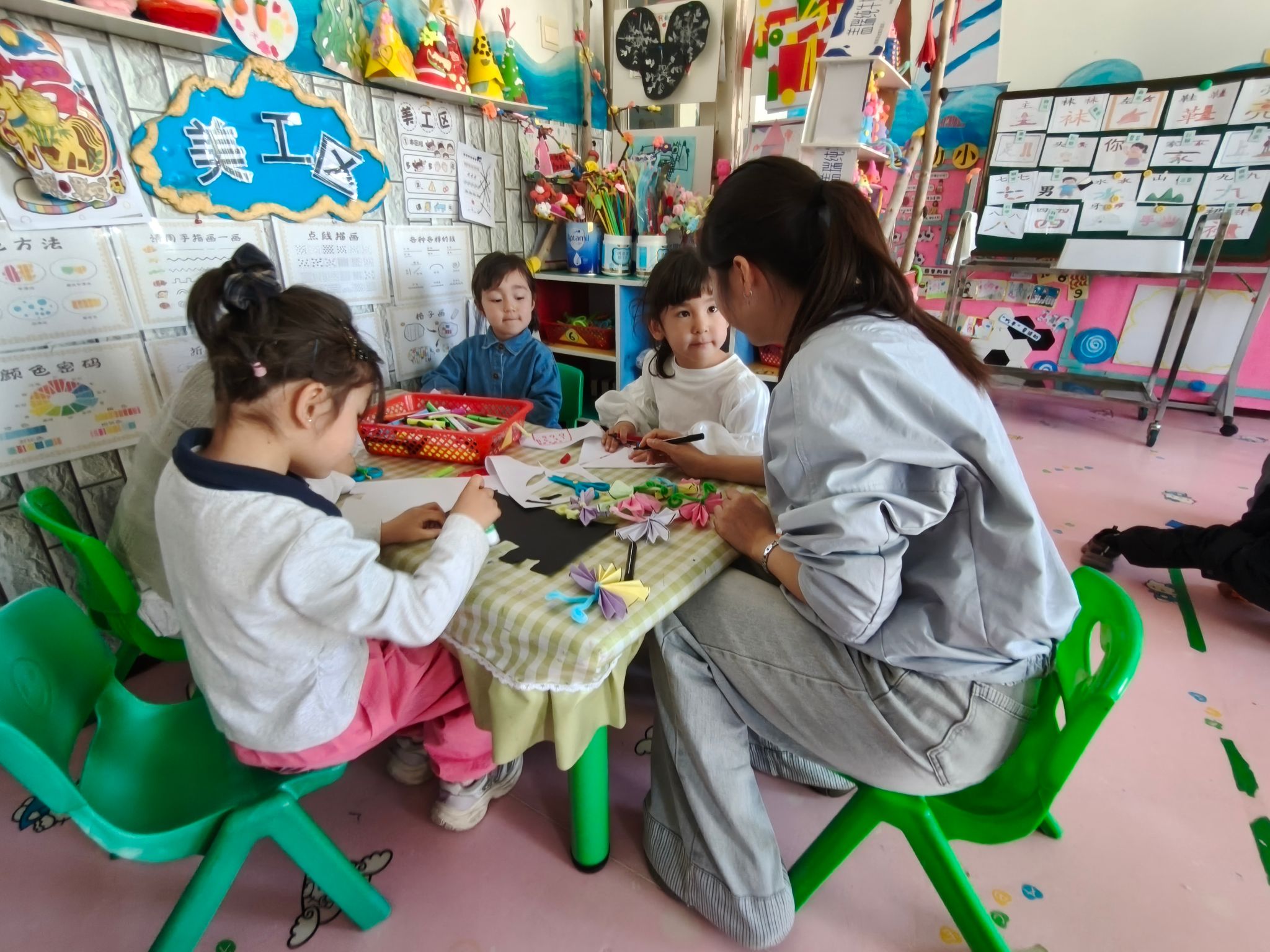 霍城县水定镇中心幼儿园实习生张雪玲上手工课