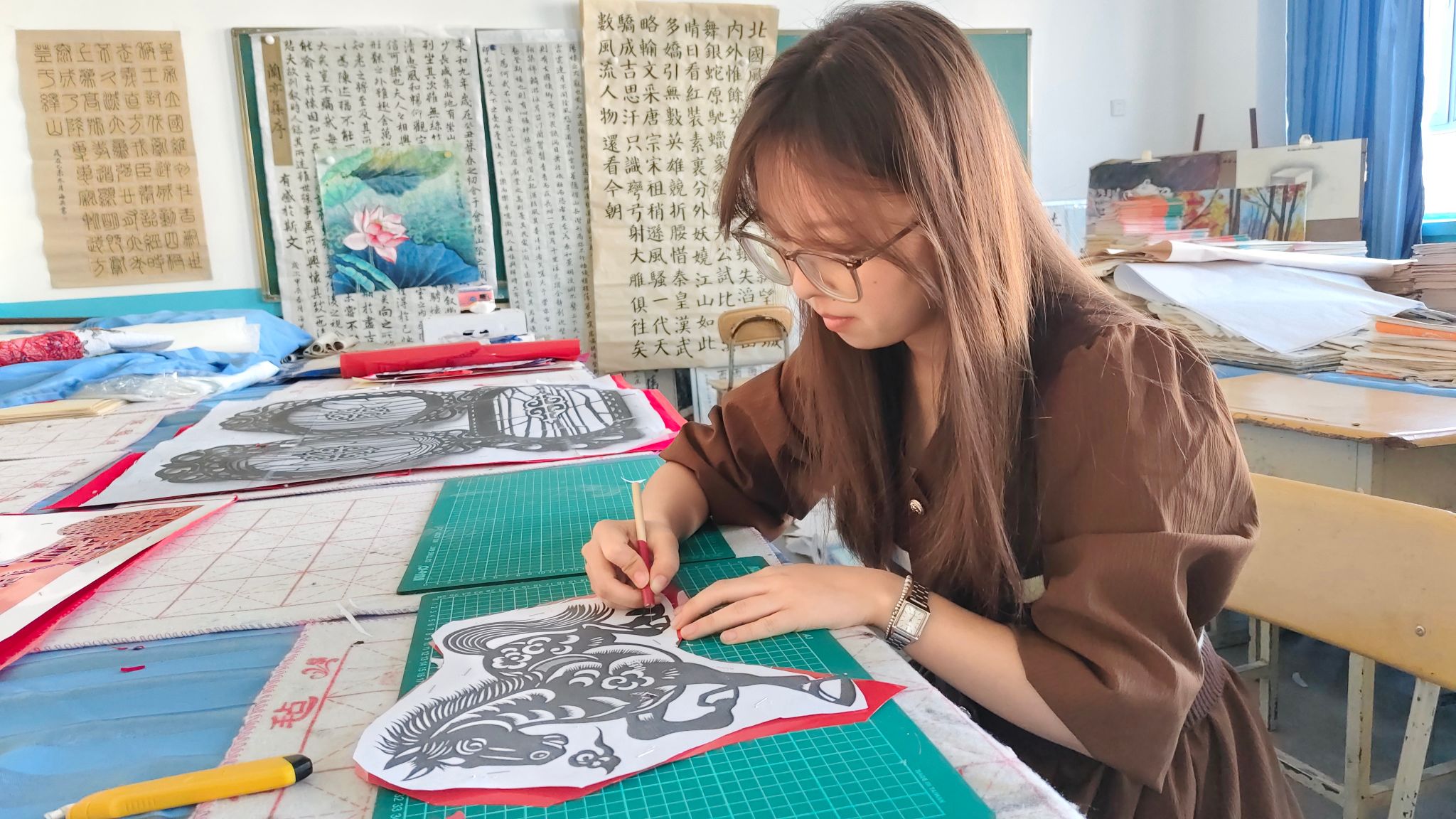 特克斯县第五小学实习生李盼婷进行刻纸创作