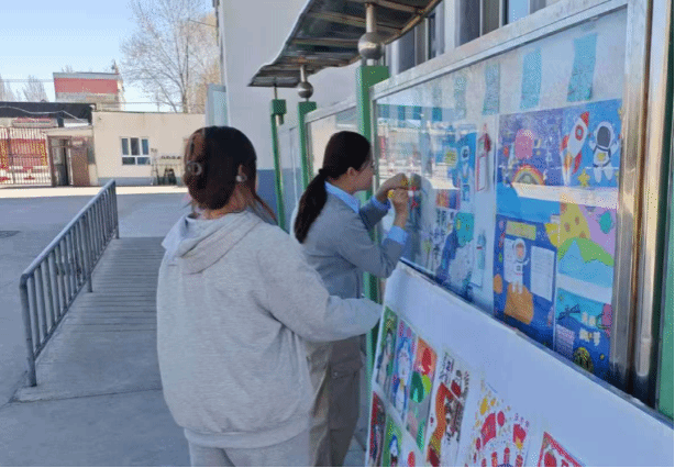 尼勒克县第四小学实习生建设手抄报文化墙