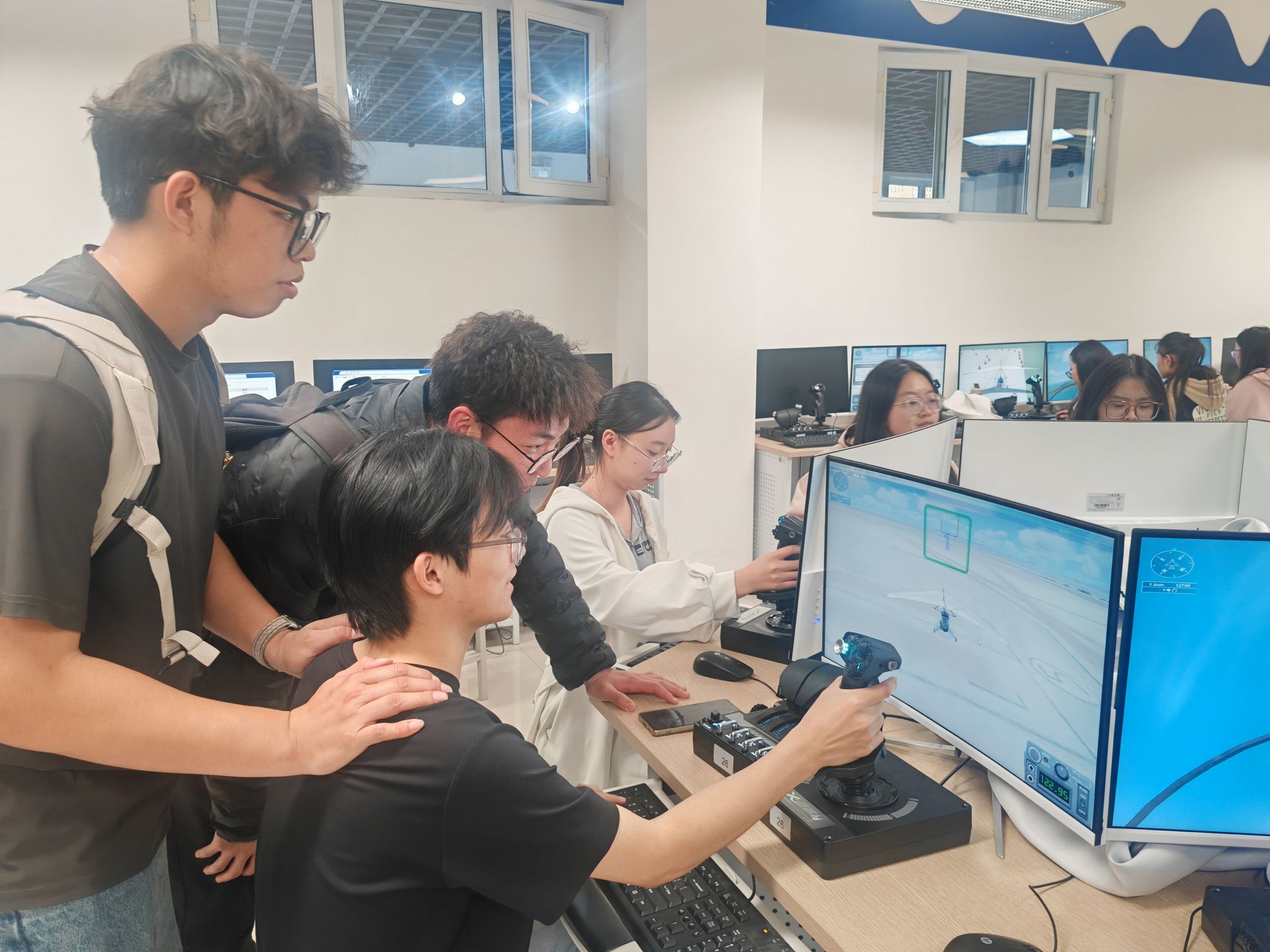 实习生们亲手操控塞斯纳模拟机