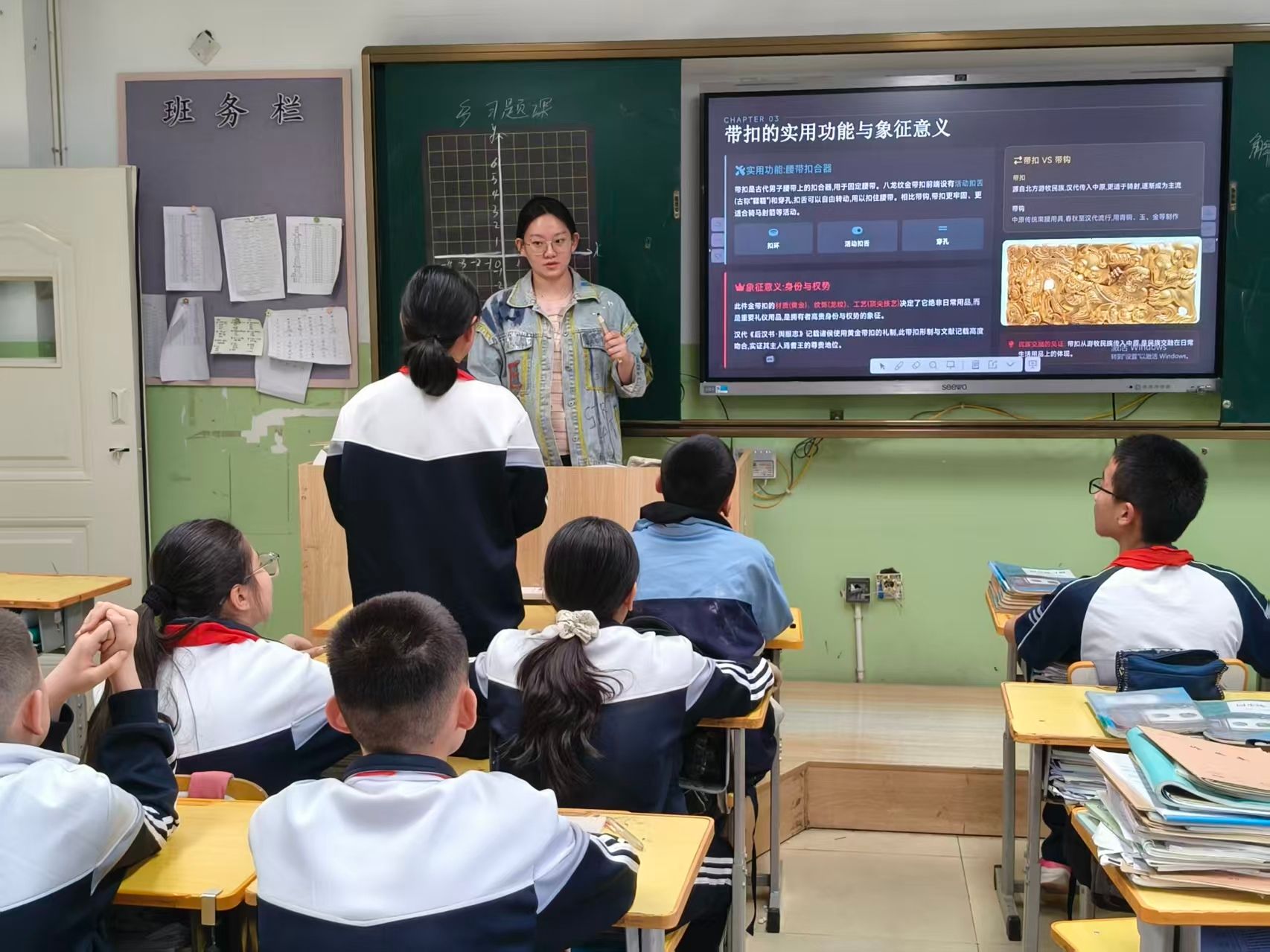 库车市第七中学王艺涵讲解文物“八龙纹嵌宝石金带扣”