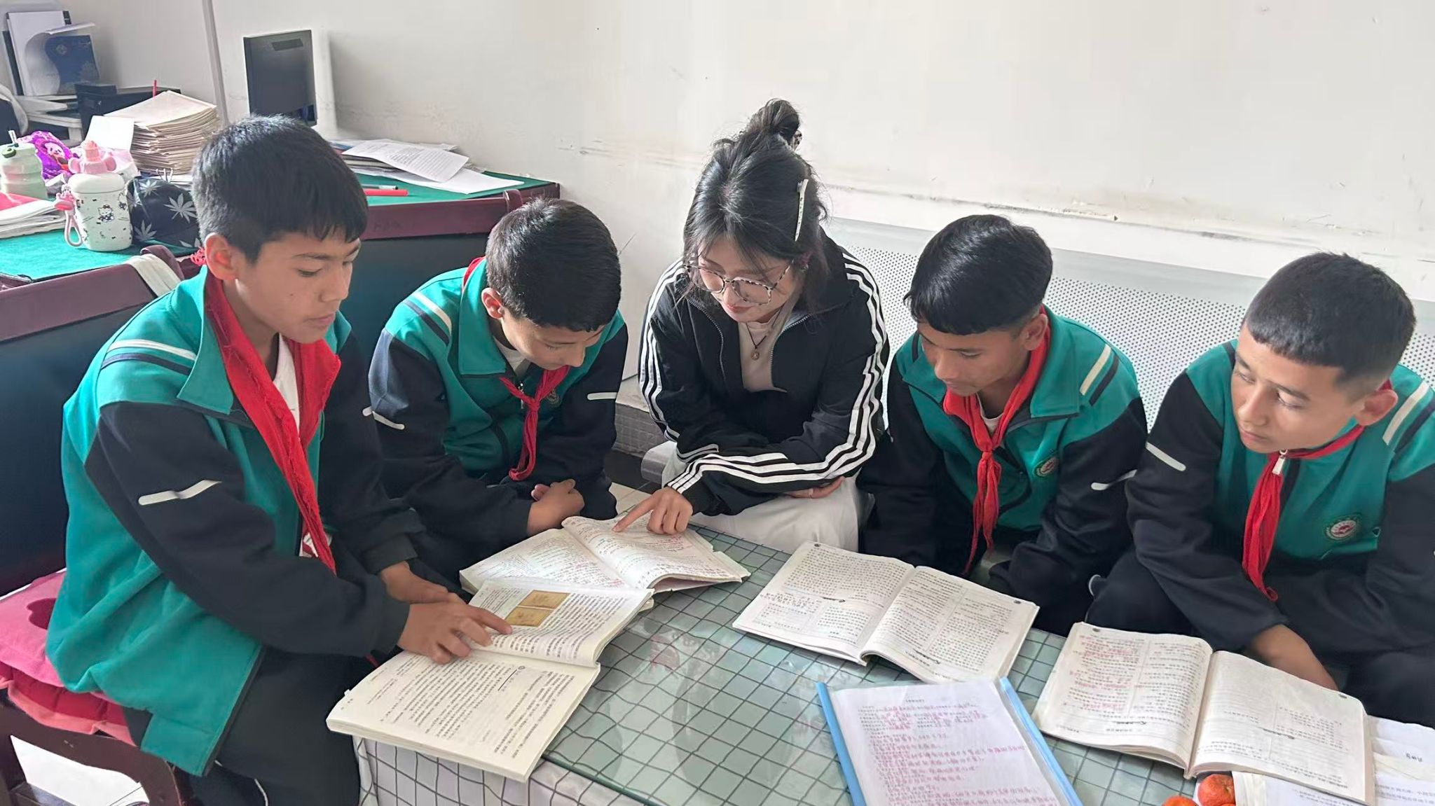 莎车县艾力西湖镇中学实习生齐若冰进行国语帮扶