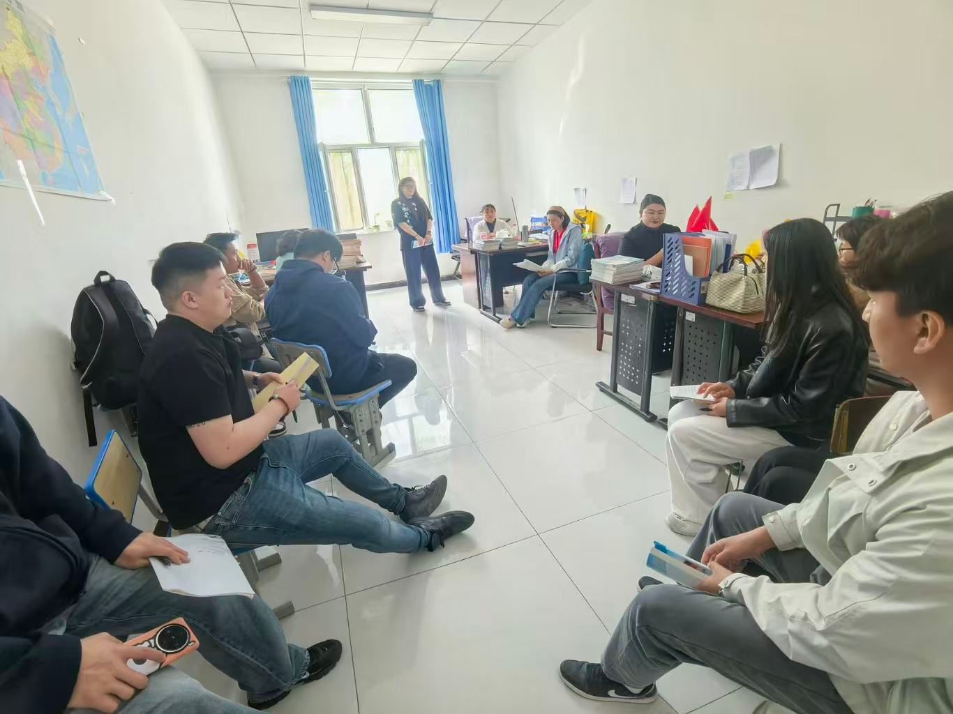 和田县罕尔日克中学实习生参与讨论“一对一”国语帮扶方案