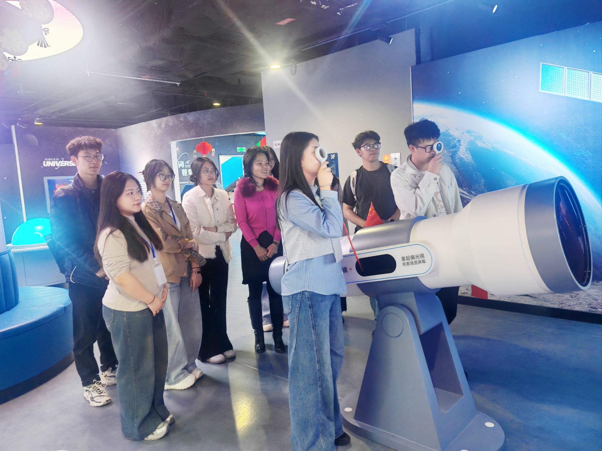 实习生在昌吉回族自治州科技馆体验天文望远镜